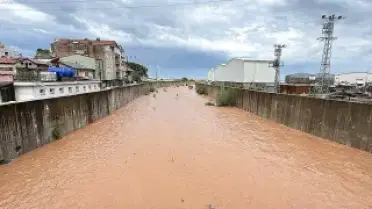 Bartın'da Sağanak Yağış Denizin Rengini Kahverengiye Çevirdi