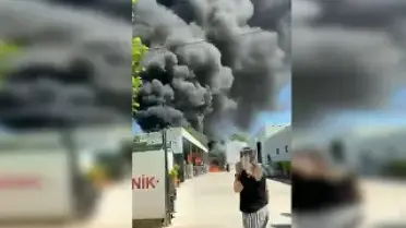 Bursa'da Depo Yangını: Siyah Duman Gökyüzünü Kapladı