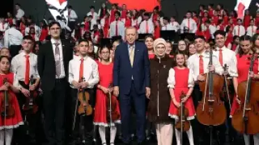 Cumhurbaşkanlığı Çocuk Orkestrası ve Korosu Konseri'ne Katılan Başkan Erdoğan ve Eşi Emine Erdoğan Çocuklarla Bir Araya Geldi