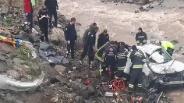 Erzincan'da otomobil dereye yuvarlandı: 2 kişi hayatını kaybetti, 1 kişi yaralandı