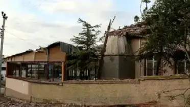 Eskişehir'de Caminin Minareine Yıldırım Düştü: İmam Yaralandı