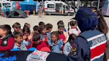 Jandarmadan Çocuklara Hediye Dağıtımı