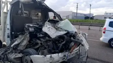 Karacabey'de Kamyonet TIR'a Arkadan Çarptı: 1 Ölü, 1 Yaralı