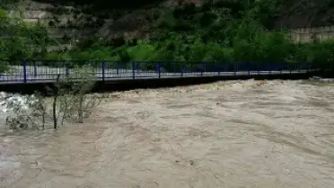 Kelkit Çayı'nda Debisi Yükseldi, Yeşilçam Köprüsü Ulaşıma Kapatıldı