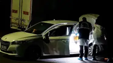 Küçükçekmece'de Polisten Kaçan Şüpheliler Kovalamaca Sonucu Yakalandı: 1 Polis Memuru Yaralandı