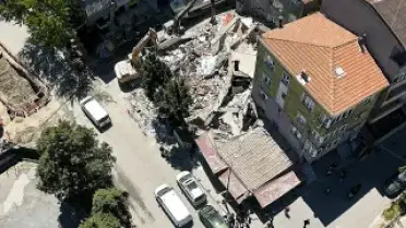Küçükçekmece'de Yıkım Sırasında Bina Çöktü, İş Yeri Zarar Gördü