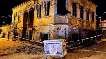 Manisa'da Tarihi Binanın Çatısı ve Duvarları Çöktü