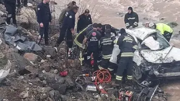 Otomobil dereye yuvarlandı: 2 kişi hayatını kaybetti, 1 kişi yaralandı