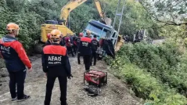 Rize'de Geriye Kayın Kamyondan Atlayan Sürücü Hayatını Kaybetti