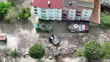 Selde Kepçesiyle 30'dan Fazla Kişiyi Kurtaran Operatörün Kahramanlığı