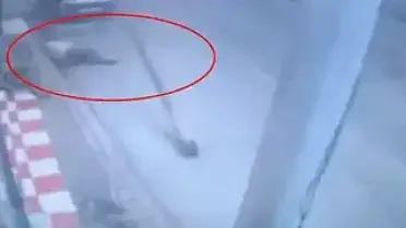 Seyhan'da Yolda Yürüyen Kişinin Üzerine Aydınlatma Direği Devrildi