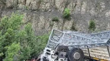 Şırnak-Uludere Kara Yolunda Elektrik Direği Taşıyan Kamyon Şarampole Yuvarlandı: 1 Ölü