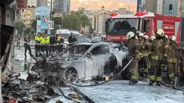 Şişli'de İş Yerine Giren Otomobil Yangın Çıkardı