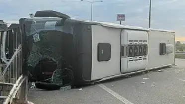 Yolcu Otobüsü Kontrolden Çıkarak Devrildi: 25 Yaralı