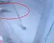 Seyhan'da Yolda Yürüyen Kişinin Üzerine Aydınlatma Direği Devrildi