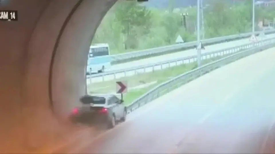 Amasya'da Akdağ Tüneli'nde Trafik Kazası: Sürücü Yaralandı