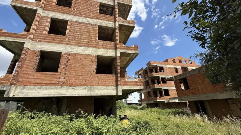 Antalya'da Terk Edilmiş Binada 1 Aylık Ceset Bulundu