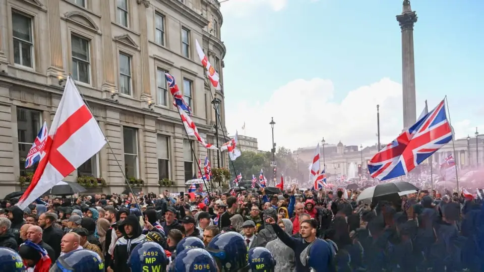 Londra'da Yüksek Gerilim: Aşırı Sağ ve Filistin Destekçisi Gösteriler Polisi Karşı Karşıya Getiriyor