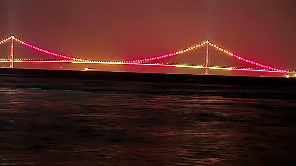 1915 Çanakkale Köprüsü Galatasaray'ın Şampiyonluğuyla Sarı-Kırmızıya Büründü
