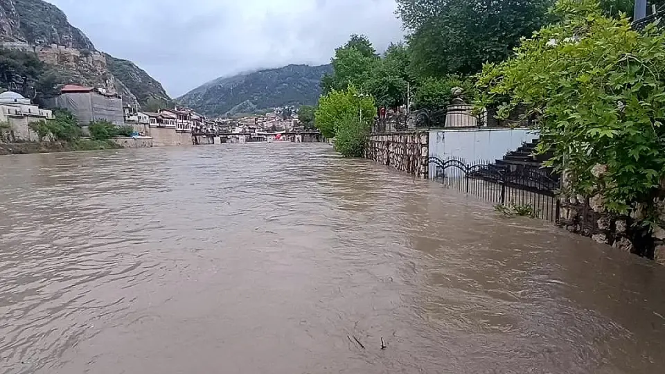 Amasya Valisi Bakan'dan Yeşilırmak Taşkını Uyarısı