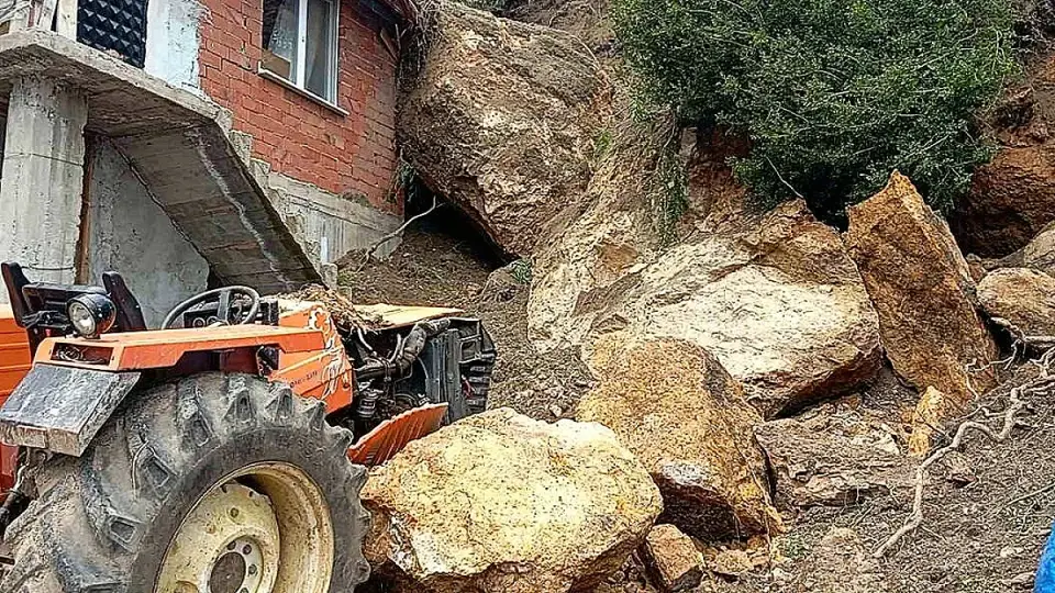 Amasya'da Heyelan: Ev ve Traktör Kaya Parçalarının Altında Kaldı