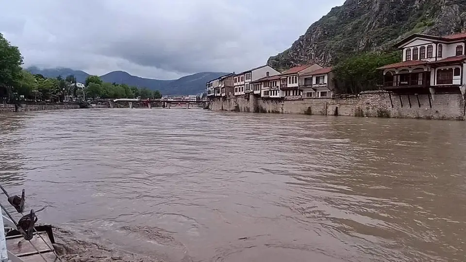 Amasya'da Yoğun Yağış Nedeniyle Eğitime Bir Gün Ara Verildi