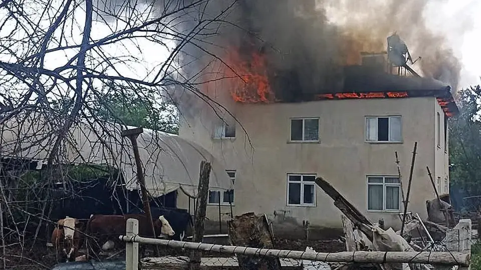 Anahtarı Üzerinde Bırakılan Taksiyi Götürmeye Çalışan Şahıs, Ailesinin Evini Ateşe Verdi