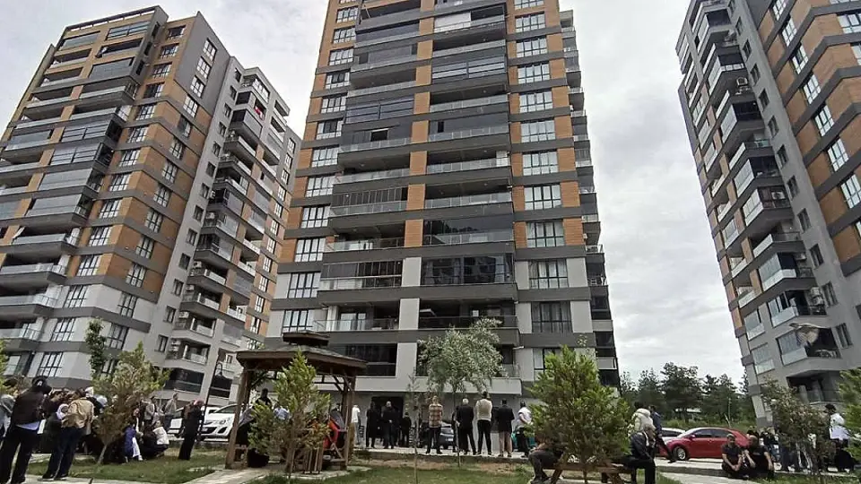 Asansörde Mahsur Kalanları Kurtarmak İsterken Boşluğa Düşerek Hayatını Kaybetti