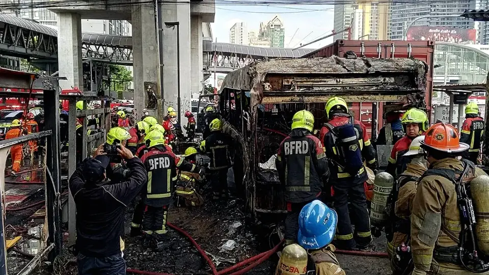 Bangkok'ta Yük Treni Halk Otobüsüne Çarptı: 8 Kişi Hayatını Kaybetti