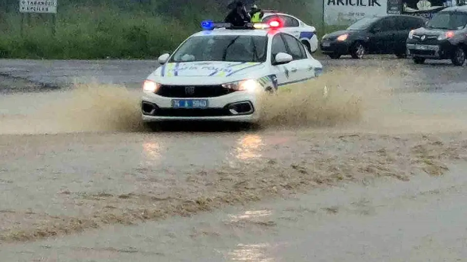 Bartın'da Irmak Taştı, Kara Yolu Ulaşıma Kapandı