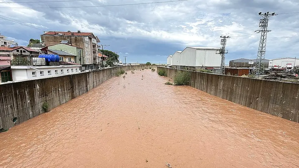 Bartın'da Sağanak Yağış Denizin Rengini Kahverengiye Çevirdi