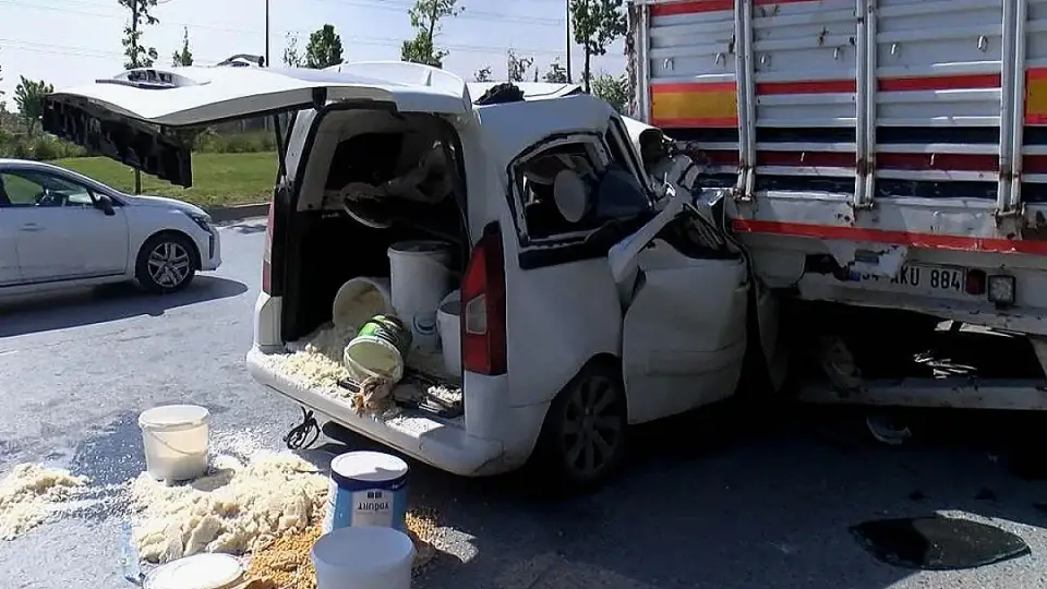 Başakşehir'de Kaza Tutanağı Sırasında Arkadan Çarpma: Bir Sürücü Sıkıştı
