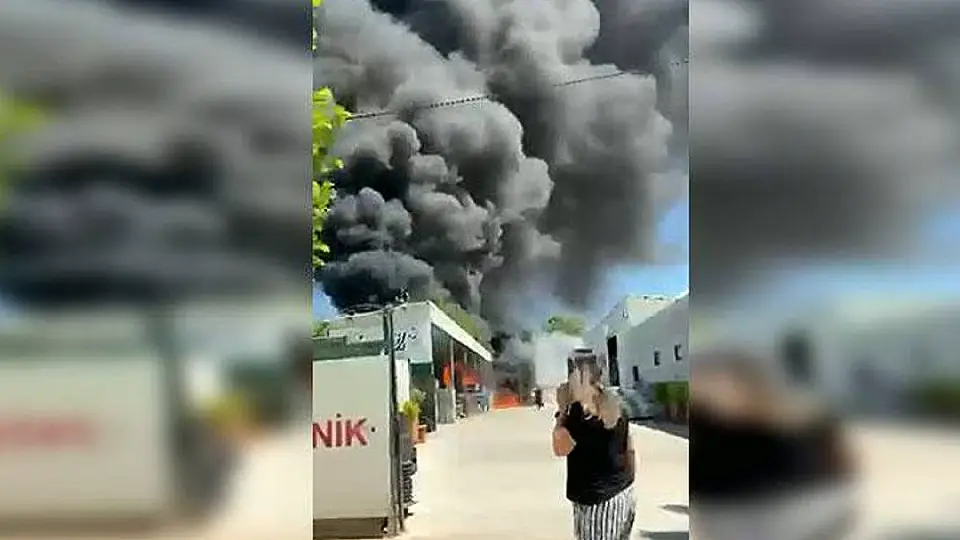 Bursa'da Depo Yangını: Siyah Duman Gökyüzünü Kapladı
