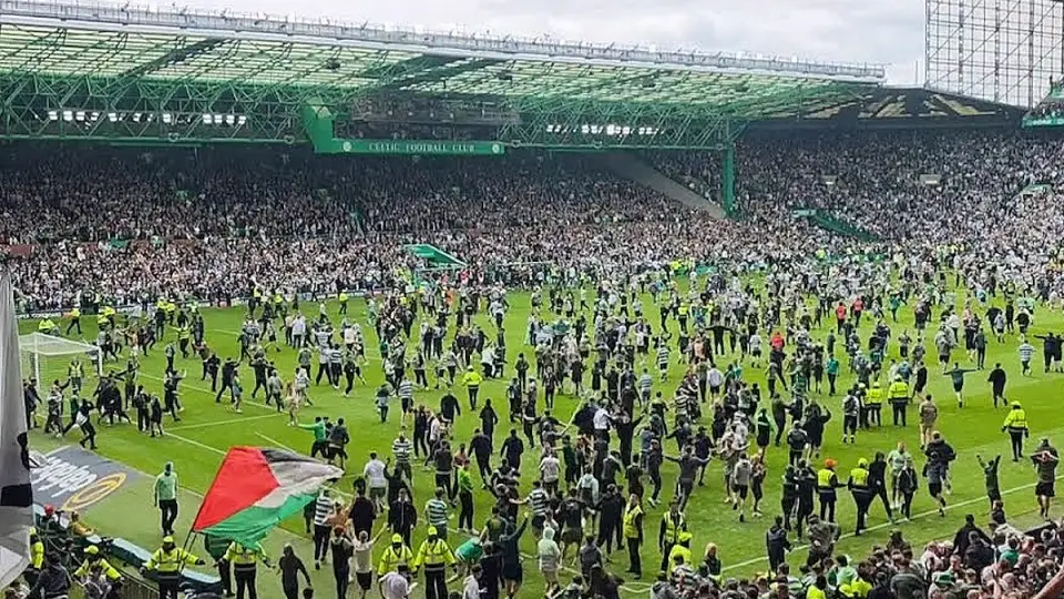 Celtic'in Şampiyonluğu Taraftar Sahaya İnince Tehlikeye Girdi
