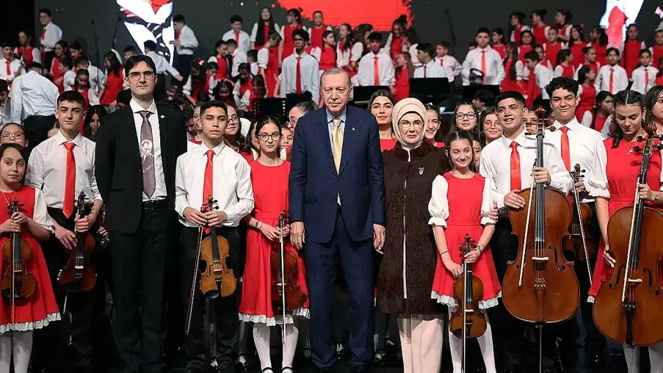 Cumhurbaşkanlığı Çocuk Orkestrası ve Korosu Konseri'ne Katılan Başkan Erdoğan ve Eşi Emine Erdoğan Çocuklarla Bir Araya Geldi