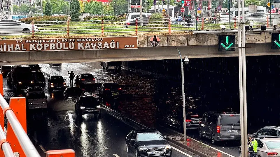 Diyarbakır'da Sağanak: Yollar Sular Altında Kaldı, İş Yerlerini Su Bastı