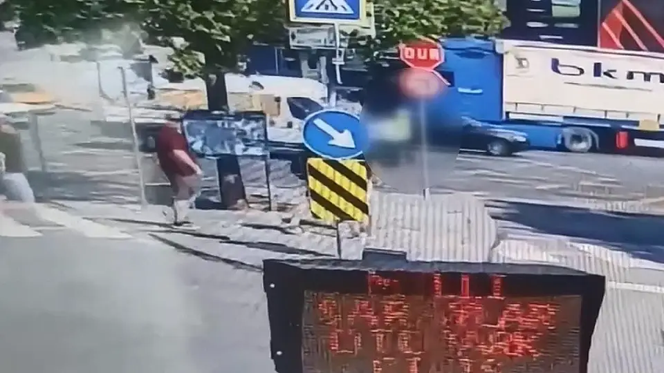 Dolmabahçe'de Trafik Polisi Kadına Minibüs Çarptı: Ağır Yaralandı