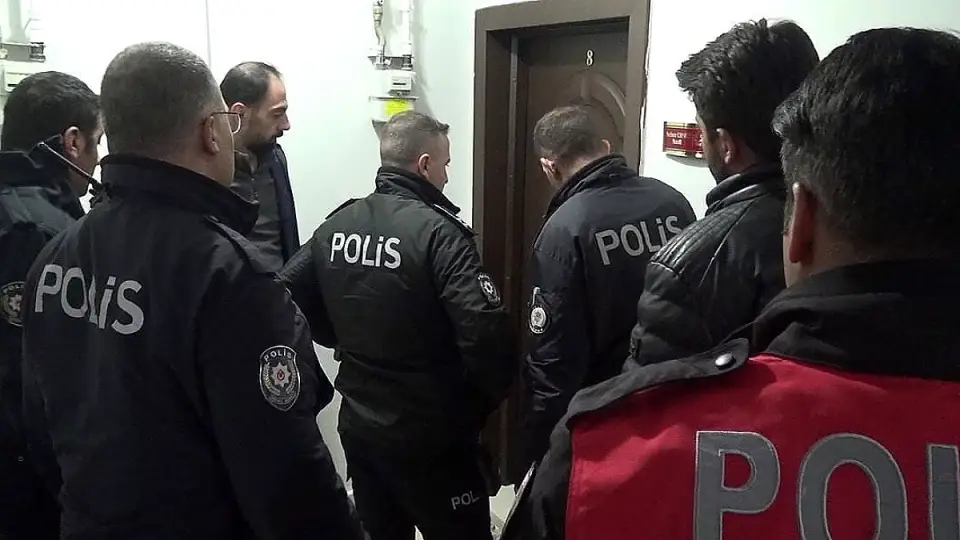 Erzurum'da 17 Yaşındaki Y.A.Y., Anneannesini Bıçaklayıp Rehin Aldı
