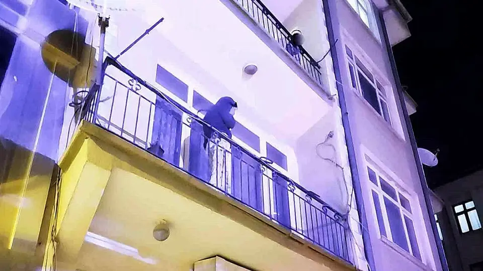 Eski Sevgilisinin Evini Bastığı Kadın, Çocuğunu Kurtarmak İçin Balkondan Atladi