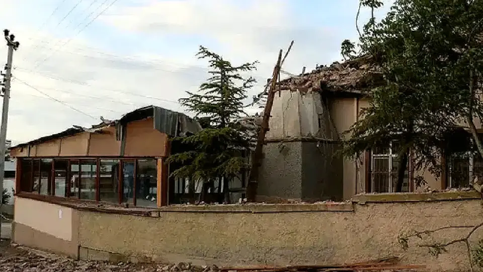 Eskişehir'de Caminin Minareine Yıldırım Düştü: İmam Yaralandı