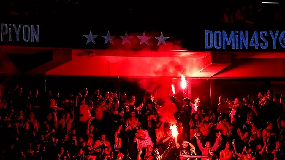 Galatasaray Şampiyonluğunu Taraftarıyla Kutluyor