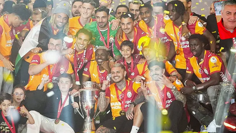 Galatasaray'a Şampiyonluk Kupası Verildi