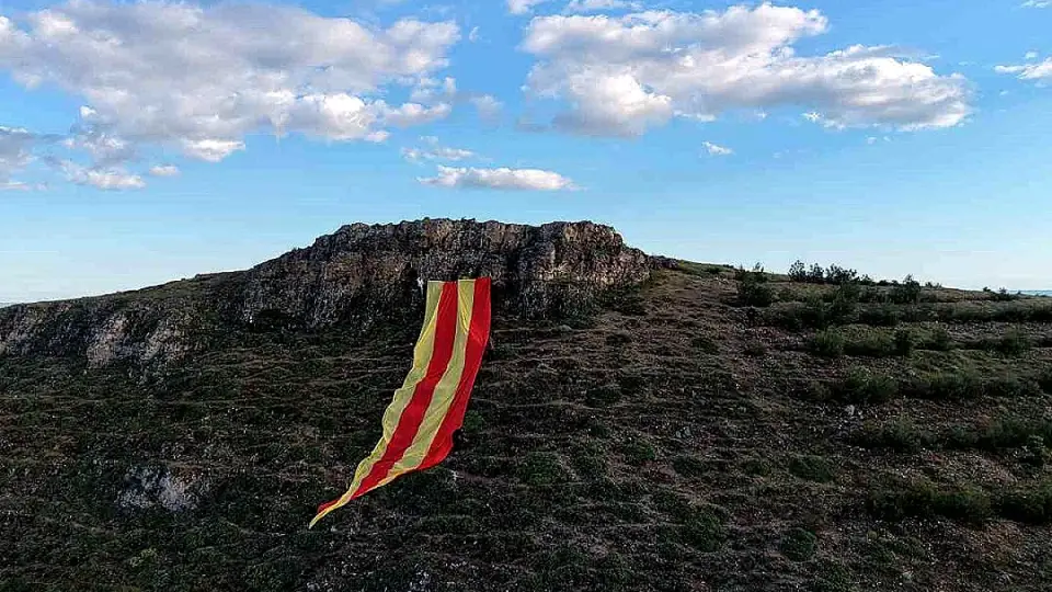 Galatasaray'ın Şampiyonluğu Dağdan Dev Bayrakla Kutlandı