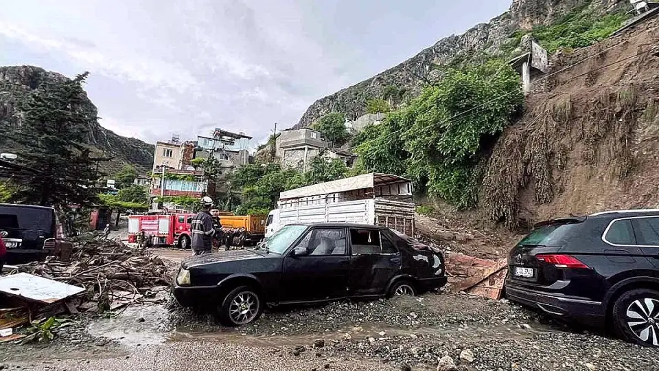 Hatay'da Sağanak Yağış Nedeniyle Ev Çöktü: 1 Kişi Hayatını Kaybetti, 2 Kişi Yaralandı