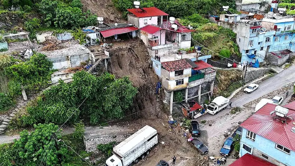 Hatay'da Şiddetli Yağış Sonrası Ev Çöktü: 1 Kişi Hayatını Kaybetti, 3 Yaralı