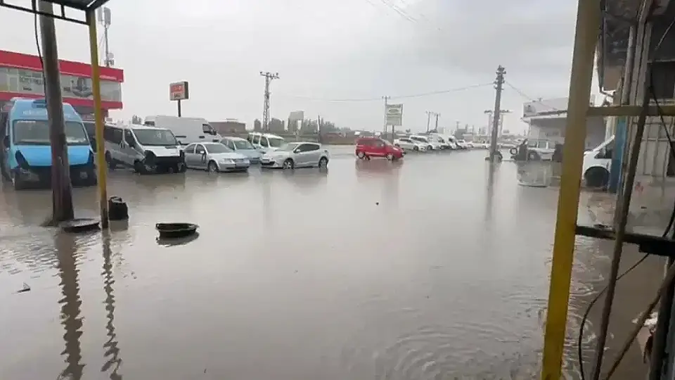 Iğdır'da Şiddetli Sağanak: Cadde ve Sokaklar Sular Altında Kaldı