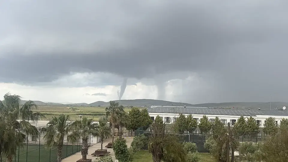 İzmir Menemen'de Hortum ve Dolu: Ani Hava Değişikliği Etkili Oldu