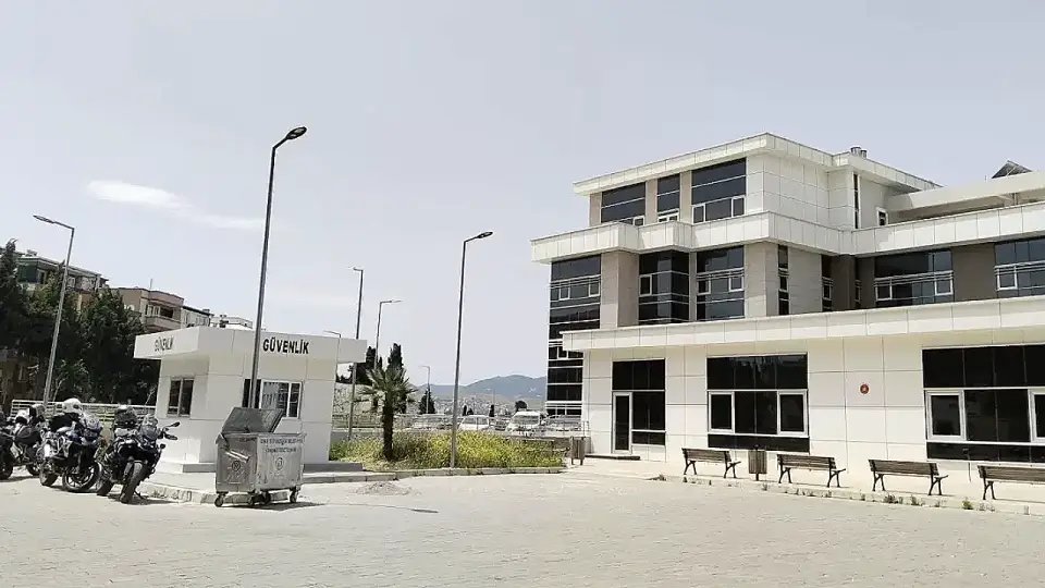 İzmir'de Şantiyede Yanmış Kadın Cesedi Bulundu: Bir Kişi Gözaltında