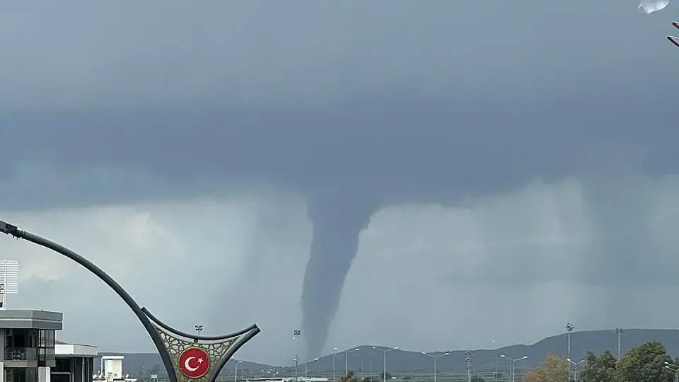İzmir'in Menemen ilçesinde hortum oluştu