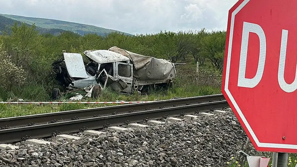 Kamyonete çarpan tren kazasında 1 kişi öldü, 3 kişi yaralandı